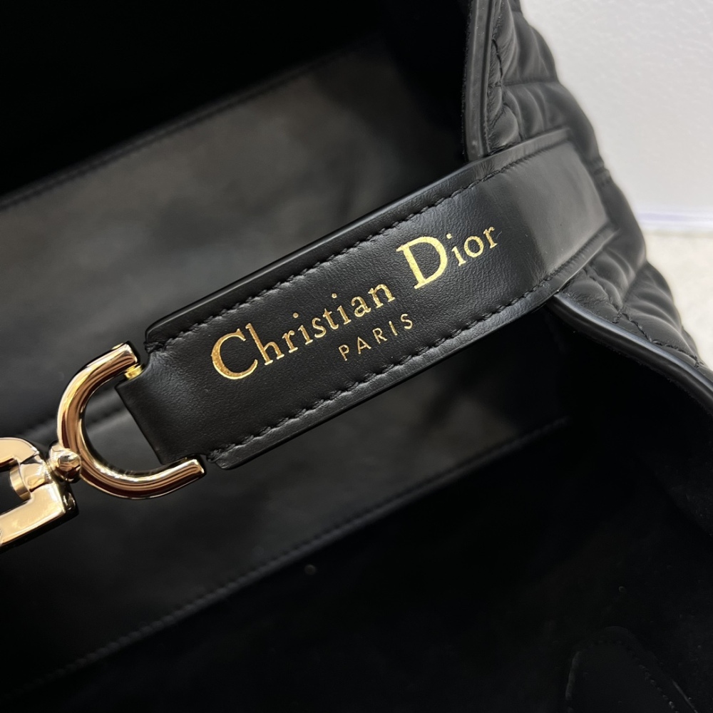 The Dior Toujours small cannage tote bag, often referred to as a "softer version of the Princess Diana tote," is a popular and gentle workwear style in recent years.