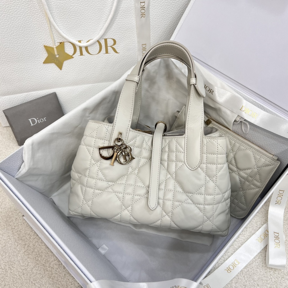 Dior Toujours 小号藤格纹托特包，也被大家亲切地称为 “软版戴妃托特”，是近年热度很高的温柔通勤款