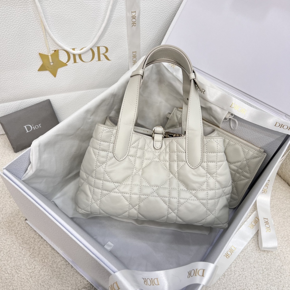 Dior Toujours 小号藤格纹托特包，也被大家亲切地称为 “软版戴妃托特”，是近年热度很高的温柔通勤款