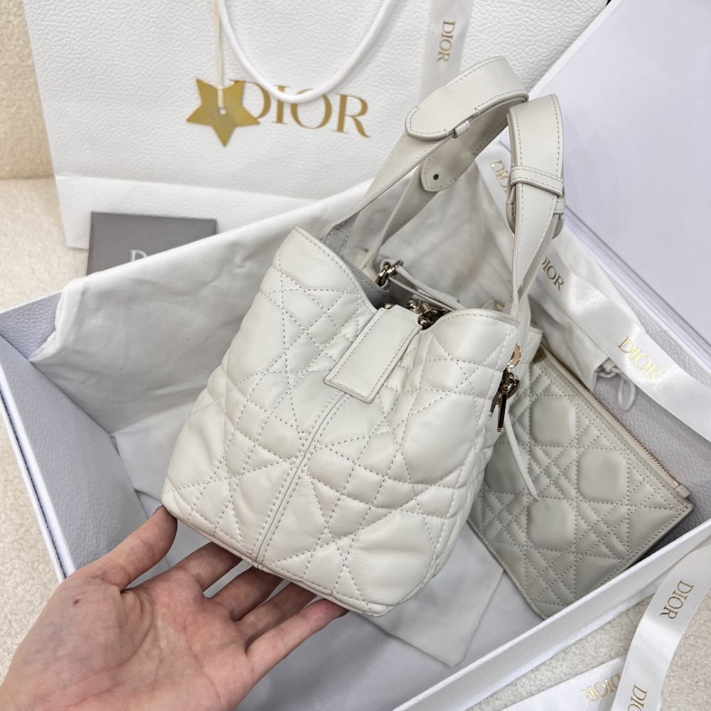 Dior Toujours 小号藤格纹托特包，也被大家亲切地称为 “软版戴妃托特”，是近年热度很高的温柔通勤款