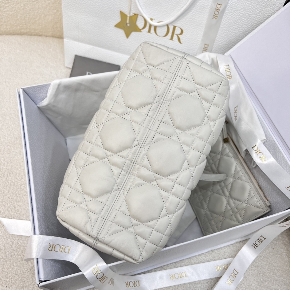 Dior Toujours 小号藤格纹托特包，也被大家亲切地称为 “软版戴妃托特”，是近年热度很高的温柔通勤款