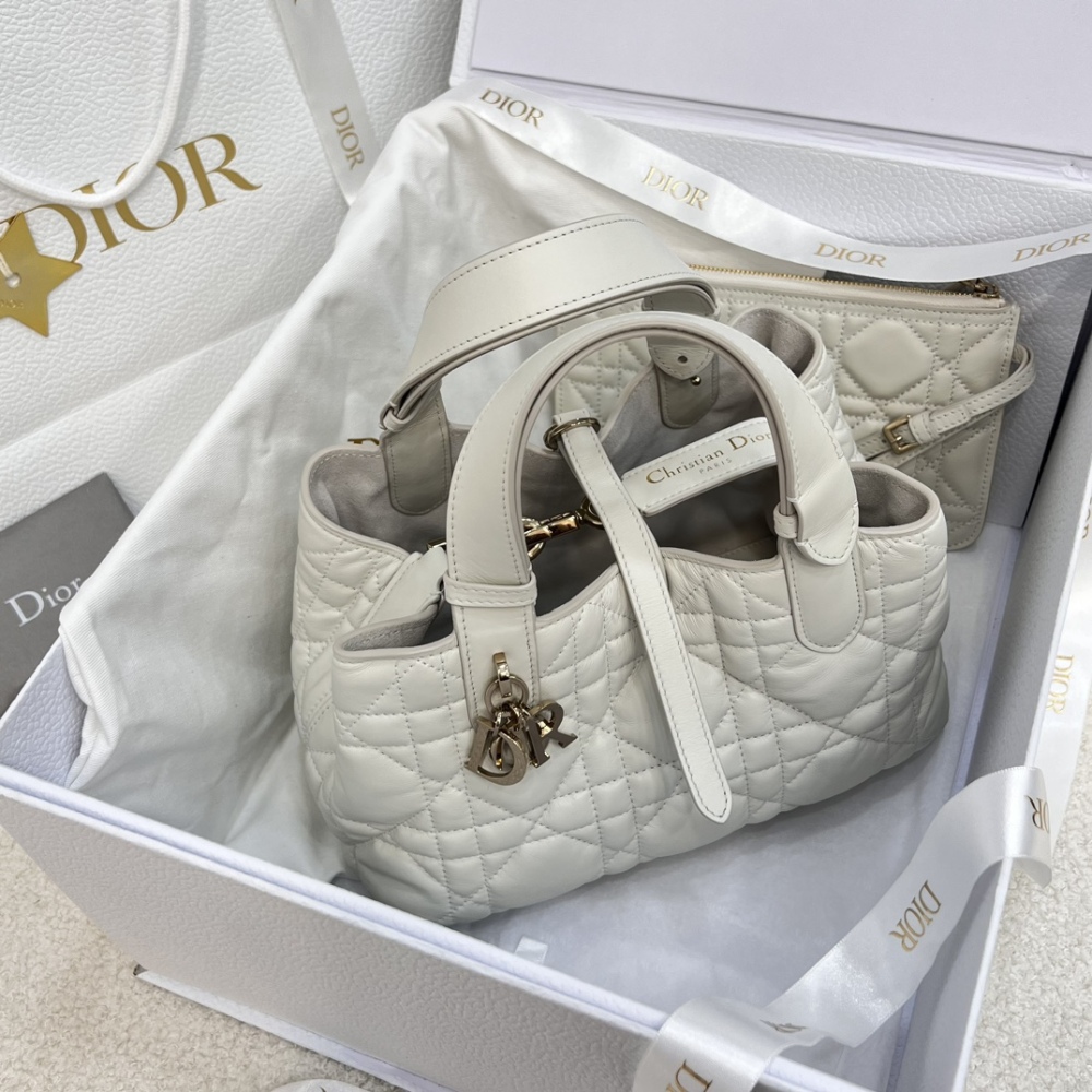 Dior Toujours 小号藤格纹托特包，也被大家亲切地称为 “软版戴妃托特”，是近年热度很高的温柔通勤款