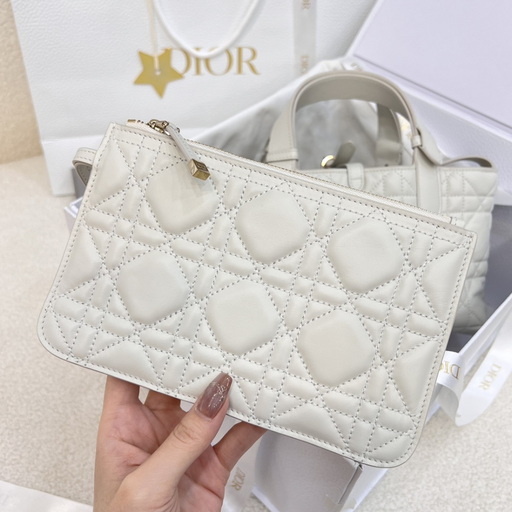 Dior Toujours 小号藤格纹托特包，也被大家亲切地称为 “软版戴妃托特”，是近年热度很高的温柔通勤款