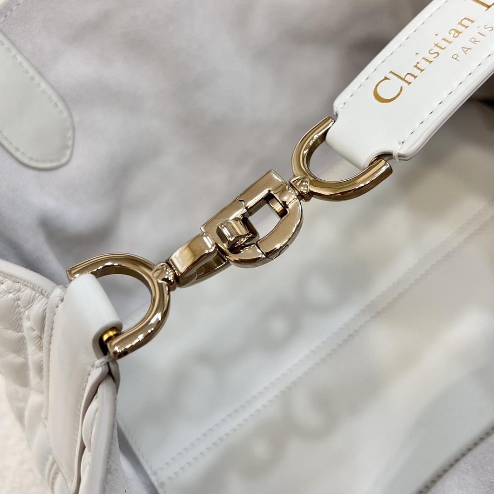 Dior Toujours 小号藤格纹托特包，也被大家亲切地称为 “软版戴妃托特”，是近年热度很高的温柔通勤款