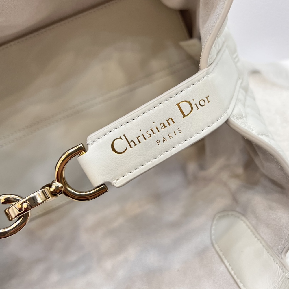 Dior Toujours 小号藤格纹托特包，也被大家亲切地称为 “软版戴妃托特”，是近年热度很高的温柔通勤款