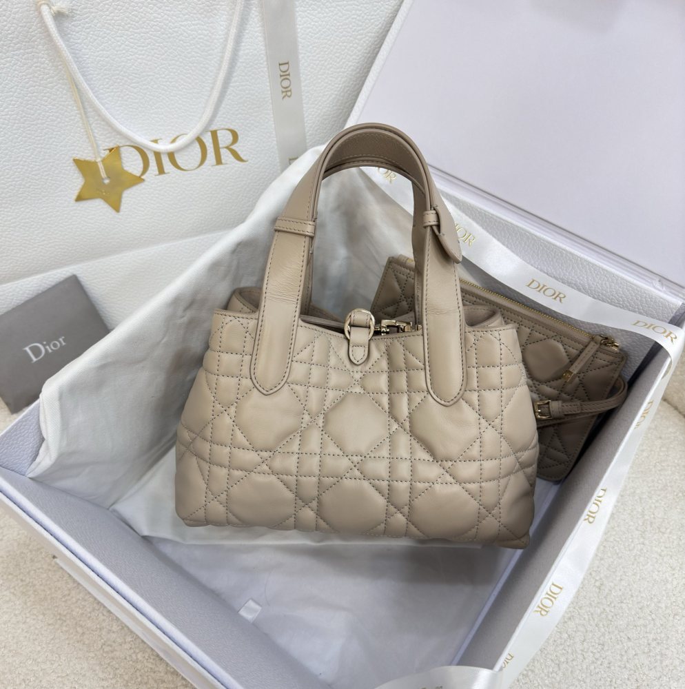 The Dior Toujours small cannage tote bag, affectionately known as the "softer version of the Princess Diana tote," is a popular and gentle workwear style in recent years.