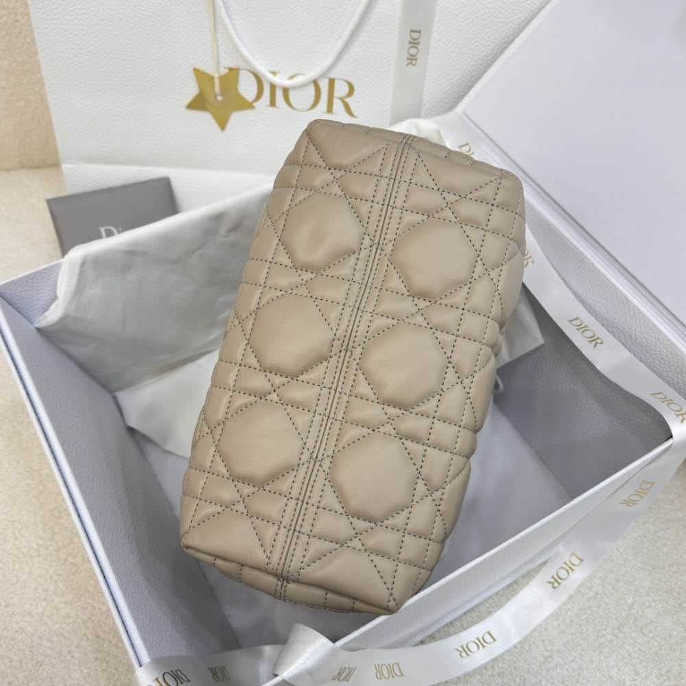 The Dior Toujours small cannage tote bag, affectionately known as the "softer version of the Princess Diana tote," is a popular and gentle workwear style in recent years.