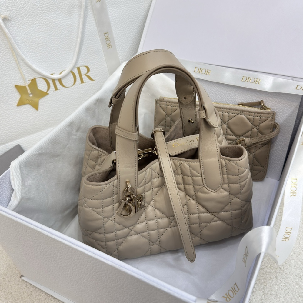 The Dior Toujours small cannage tote bag, affectionately known as the "softer version of the Princess Diana tote," is a popular and gentle workwear style in recent years.