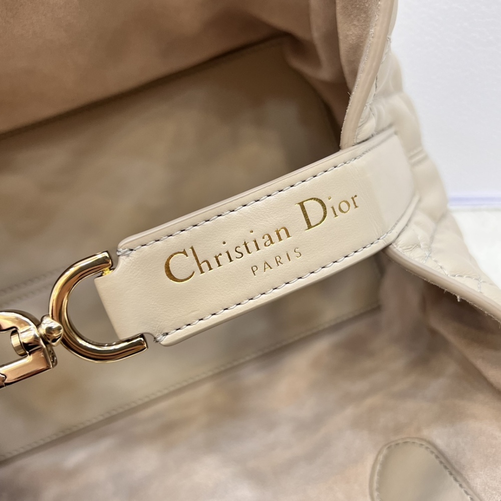 The Dior Toujours small cannage tote bag, affectionately known as the "softer version of the Princess Diana tote," is a popular and gentle workwear style in recent years.