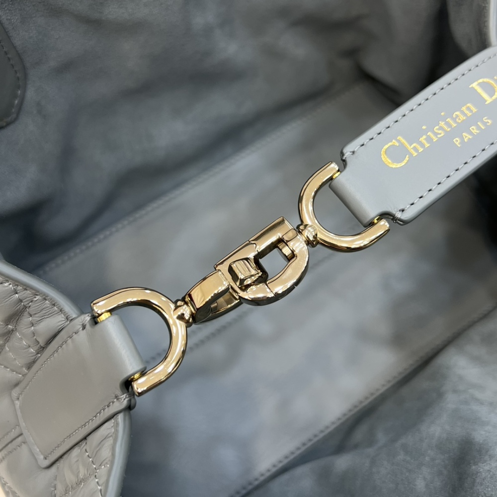 The Dior Toujours small cannage tote bag, affectionately known as the "softer version of the Princess Diana tote," is a popular and gentle workwear style in recent years.