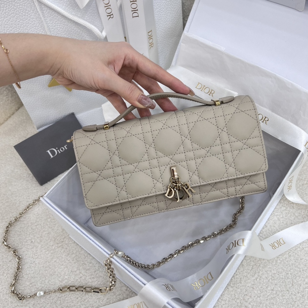 The Dior Lady D-Joy mini clutch/chain bag, often referred to as the "horizontal version of the Dior Lady D-Joy WOC," is a very popular and exquisite small bag in recent years.