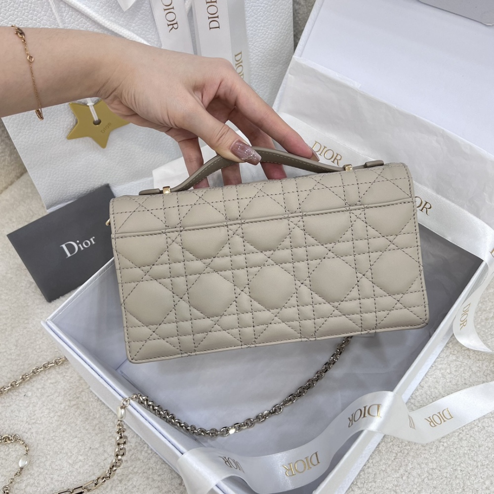 The Dior Lady D-Joy mini clutch/chain bag, often referred to as the "horizontal version of the Dior Lady D-Joy WOC," is a very popular and exquisite small bag in recent years.