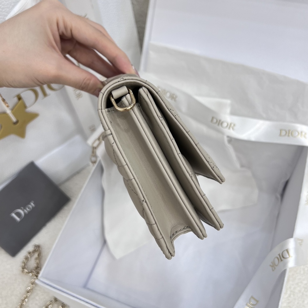 The Dior Lady D-Joy mini clutch/chain bag, often referred to as the "horizontal version of the Dior Lady D-Joy WOC," is a very popular and exquisite small bag in recent years.