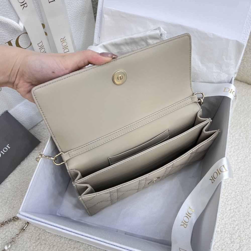 The Dior Lady D-Joy mini clutch/chain bag, often referred to as the "horizontal version of the Dior Lady D-Joy WOC," is a very popular and exquisite small bag in recent years.