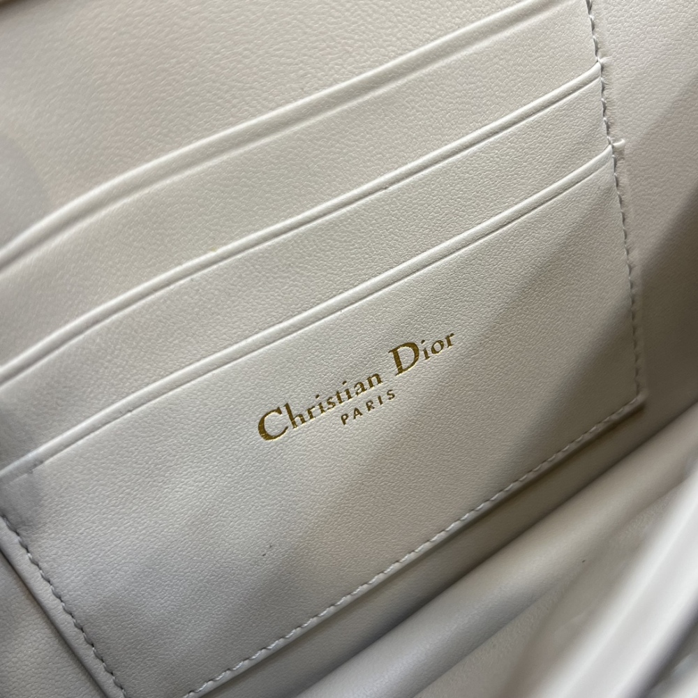 The Dior Lady D-Joy mini clutch/chain bag, often referred to as the "horizontal version of the Dior Lady D-Joy WOC," is a very popular and exquisite small bag in recent years.