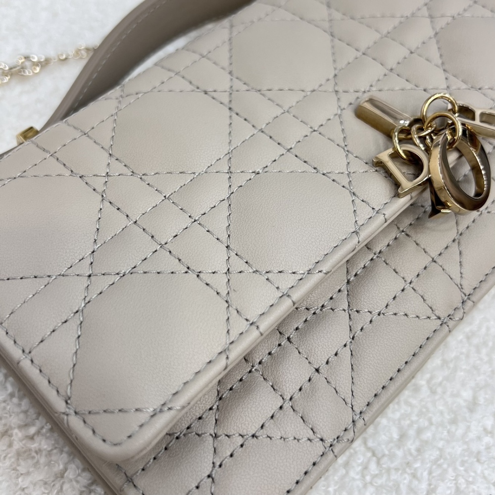 The Dior Lady D-Joy mini clutch/chain bag, often referred to as the "horizontal version of the Dior Lady D-Joy WOC," is a very popular and exquisite small bag in recent years.