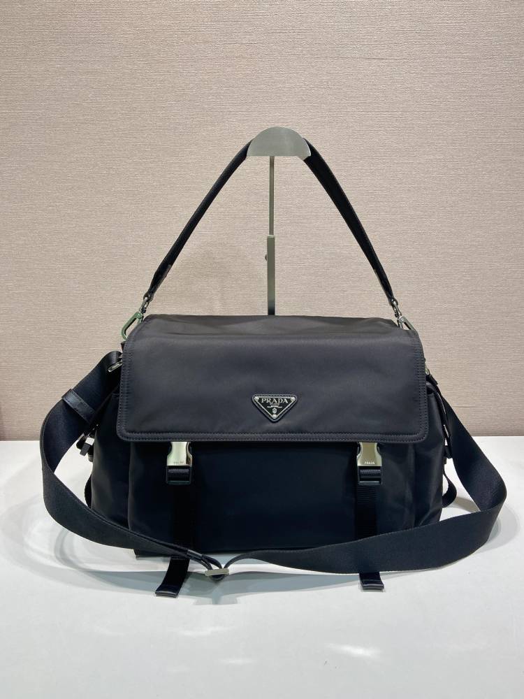 The Prada Re-Nylon large flap messenger bag is a unisex, large-capacity commuter bag that Prada has been promoting in recent years.