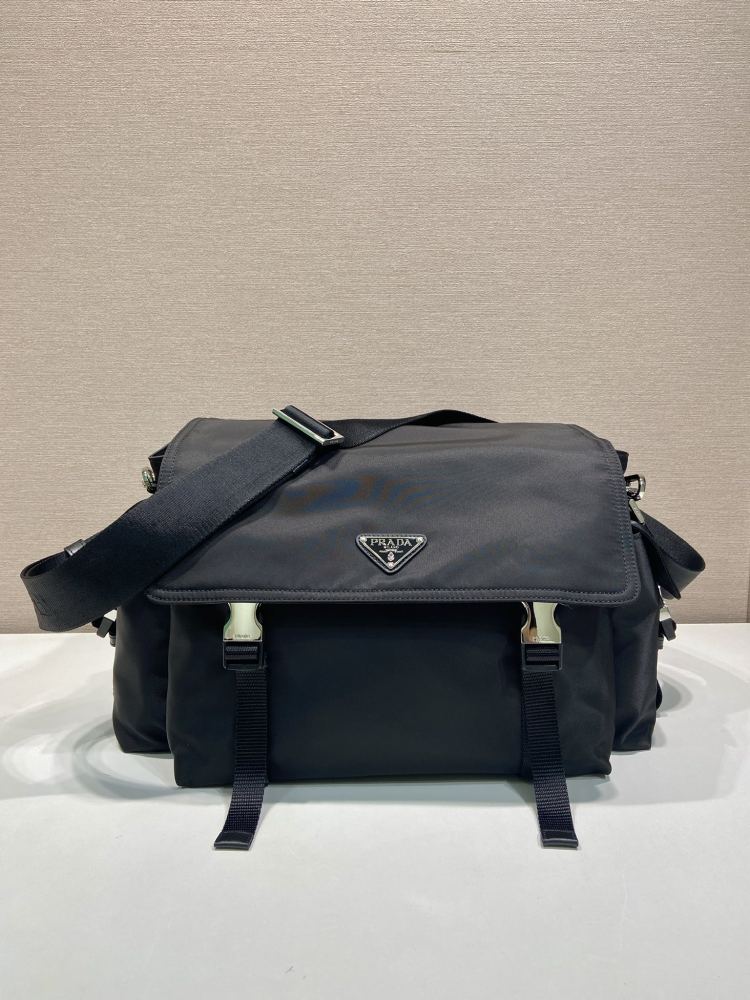 The Prada Re-Nylon large flap messenger bag is a unisex, large-capacity commuter bag that Prada has been promoting in recent years.