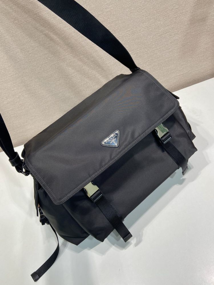 The Prada Re-Nylon large flap messenger bag is a unisex, large-capacity commuter bag that Prada has been promoting in recent years.