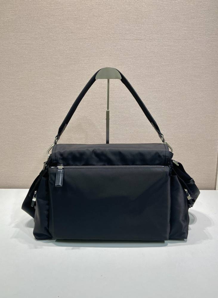The Prada Re-Nylon large flap messenger bag is a unisex, large-capacity commuter bag that Prada has been promoting in recent years.