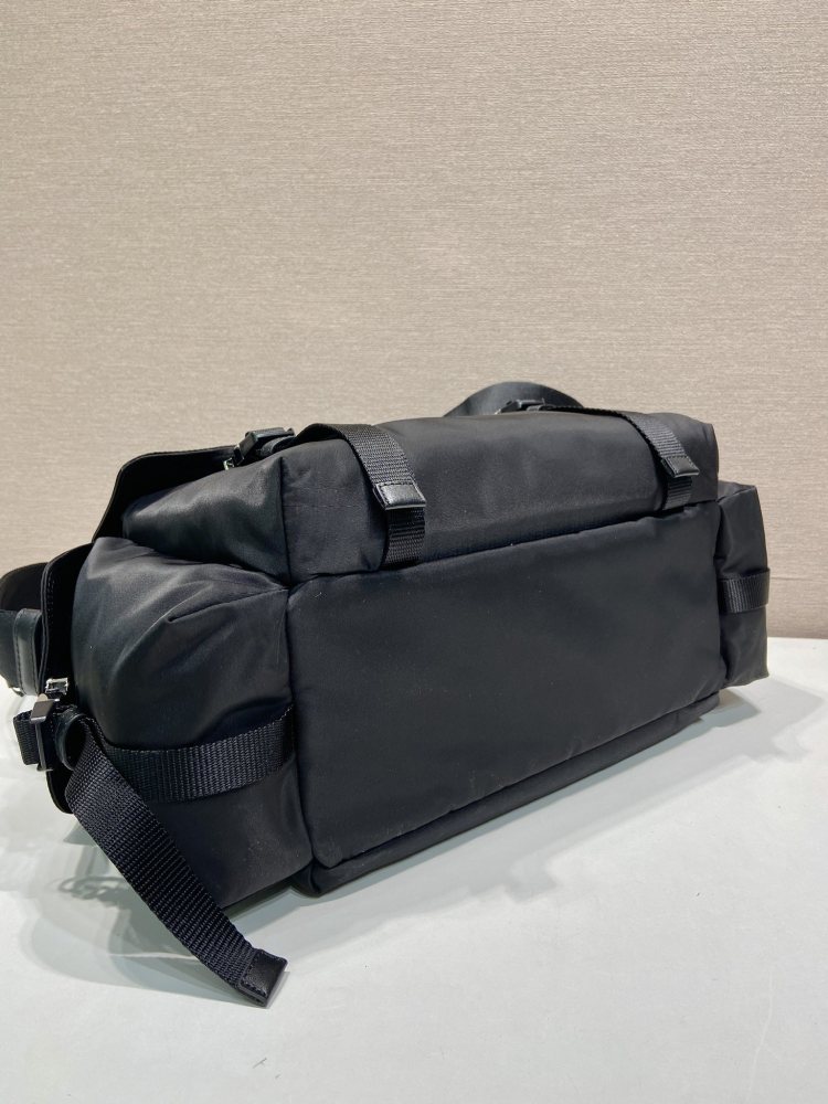 The Prada Re-Nylon large flap messenger bag is a unisex, large-capacity commuter bag that Prada has been promoting in recent years.