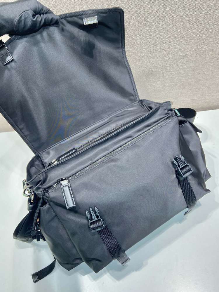 The Prada Re-Nylon large flap messenger bag is a unisex, large-capacity commuter bag that Prada has been promoting in recent years.