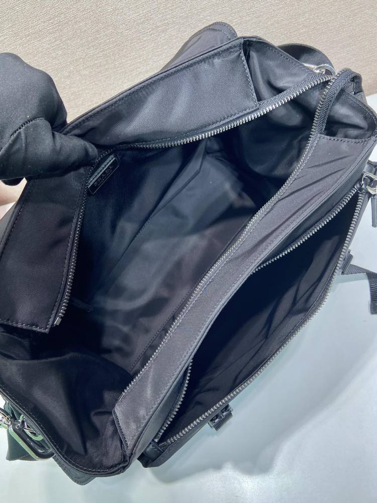 The Prada Re-Nylon large flap messenger bag is a unisex, large-capacity commuter bag that Prada has been promoting in recent years.