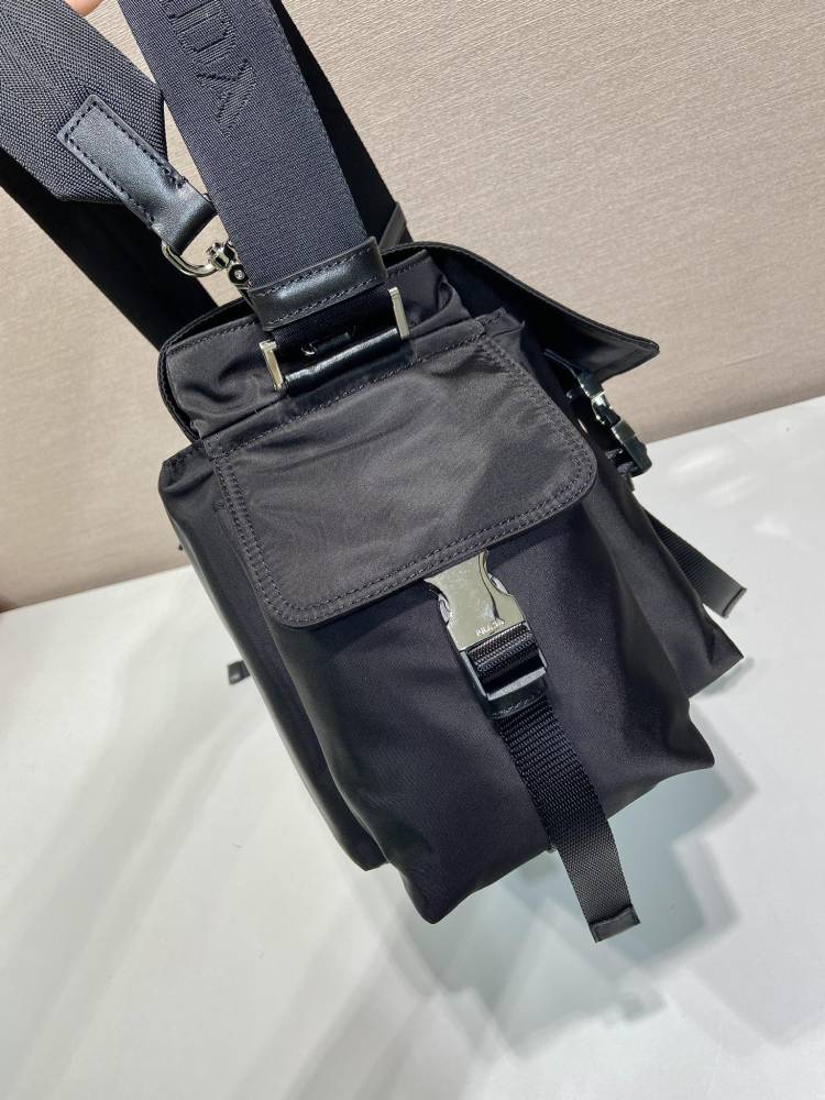The Prada Re-Nylon large flap messenger bag is a unisex, large-capacity commuter bag that Prada has been promoting in recent years.