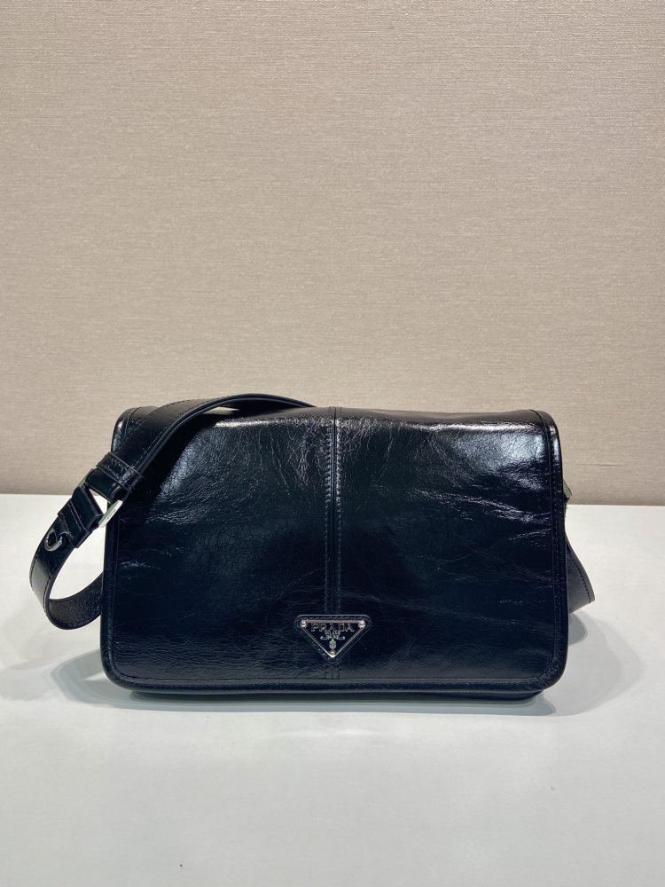 The Prada patent leather flap shoulder bag is a popular "retro revival" style in recent years, and is also known as the Prada patent leather baguette bag.