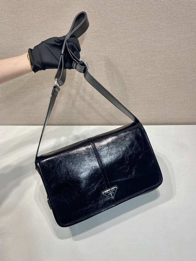 The Prada patent leather flap shoulder bag is a popular "retro revival" style in recent years, and is also known as the Prada patent leather baguette bag.
