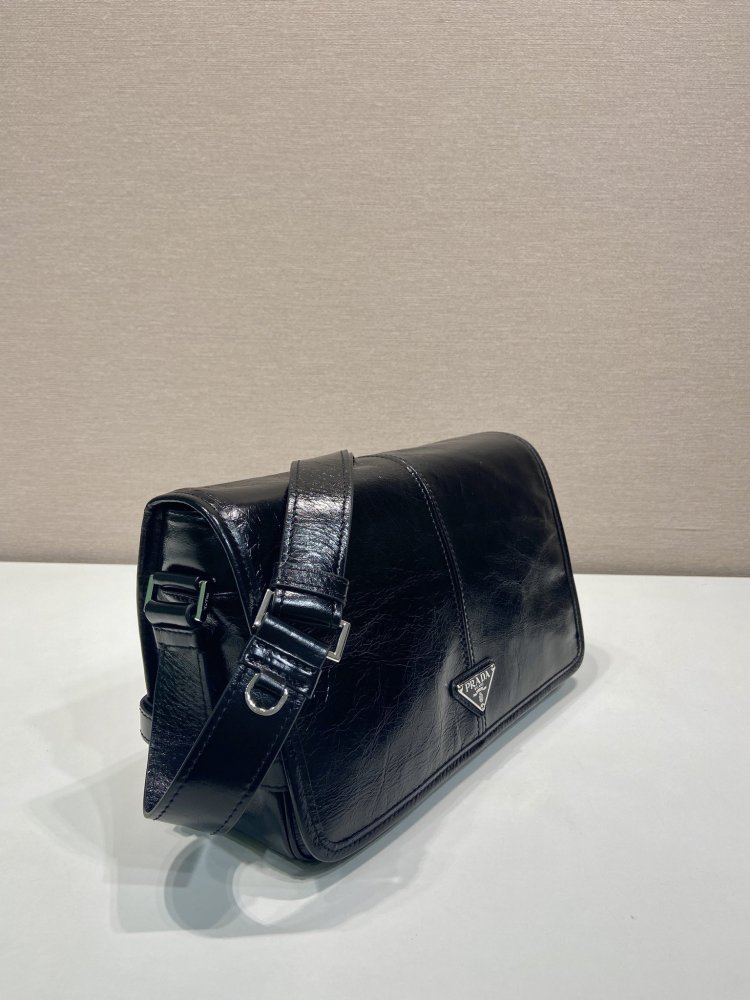The Prada patent leather flap shoulder bag is a popular "retro revival" style in recent years, and is also known as the Prada patent leather baguette bag.