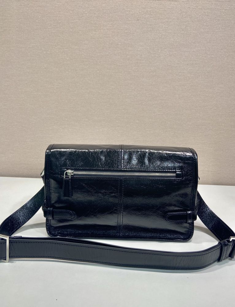 The Prada patent leather flap shoulder bag is a popular "retro revival" style in recent years, and is also known as the Prada patent leather baguette bag.
