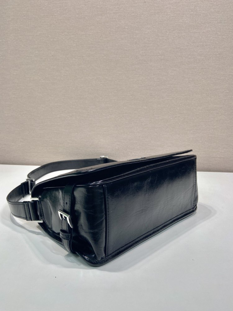 The Prada patent leather flap shoulder bag is a popular "retro revival" style in recent years, and is also known as the Prada patent leather baguette bag.