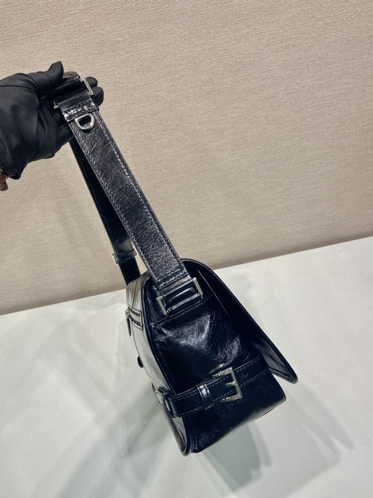 The Prada patent leather flap shoulder bag is a popular "retro revival" style in recent years, and is also known as the Prada patent leather baguette bag.