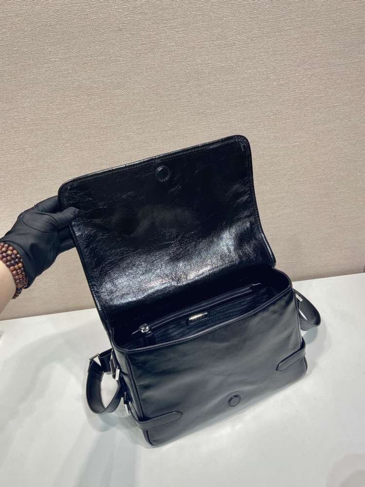 The Prada patent leather flap shoulder bag is a popular "retro revival" style in recent years, and is also known as the Prada patent leather baguette bag.