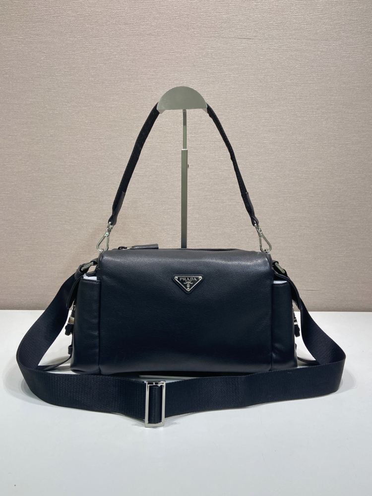 This Prada soft leather double-strap commuter bag belongs to Prada's classic "double-strap" design series, emphasizing a casual and relaxed French retro style.
