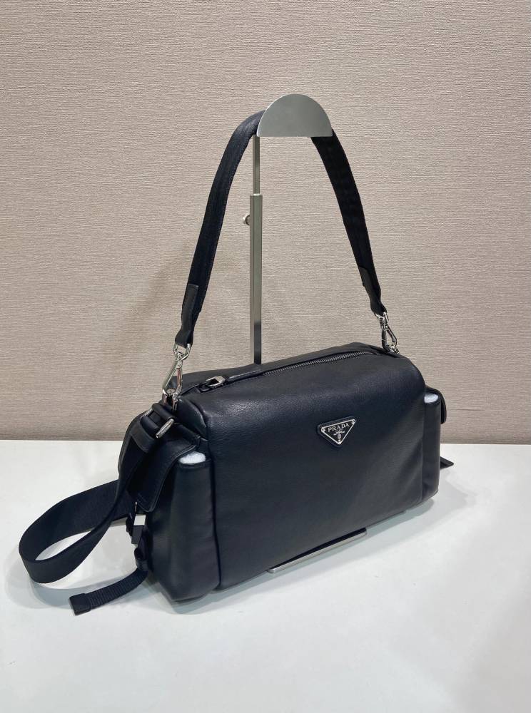 This Prada soft leather double-strap commuter bag belongs to Prada's classic "double-strap" design series, emphasizing a casual and relaxed French retro style.
