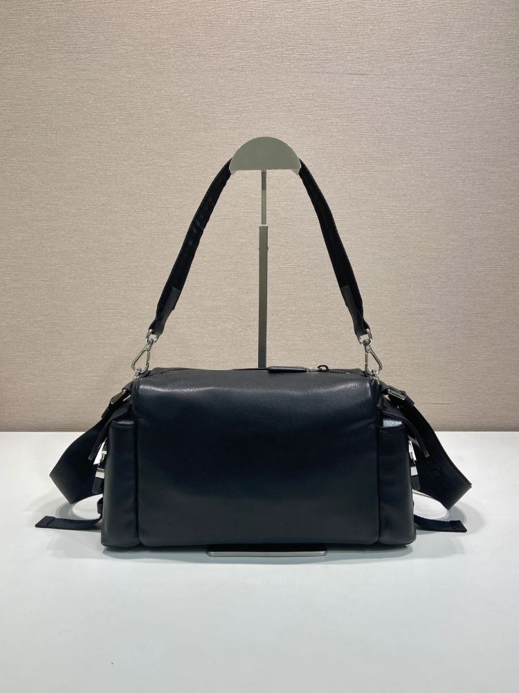 This Prada soft leather double-strap commuter bag belongs to Prada's classic "double-strap" design series, emphasizing a casual and relaxed French retro style.