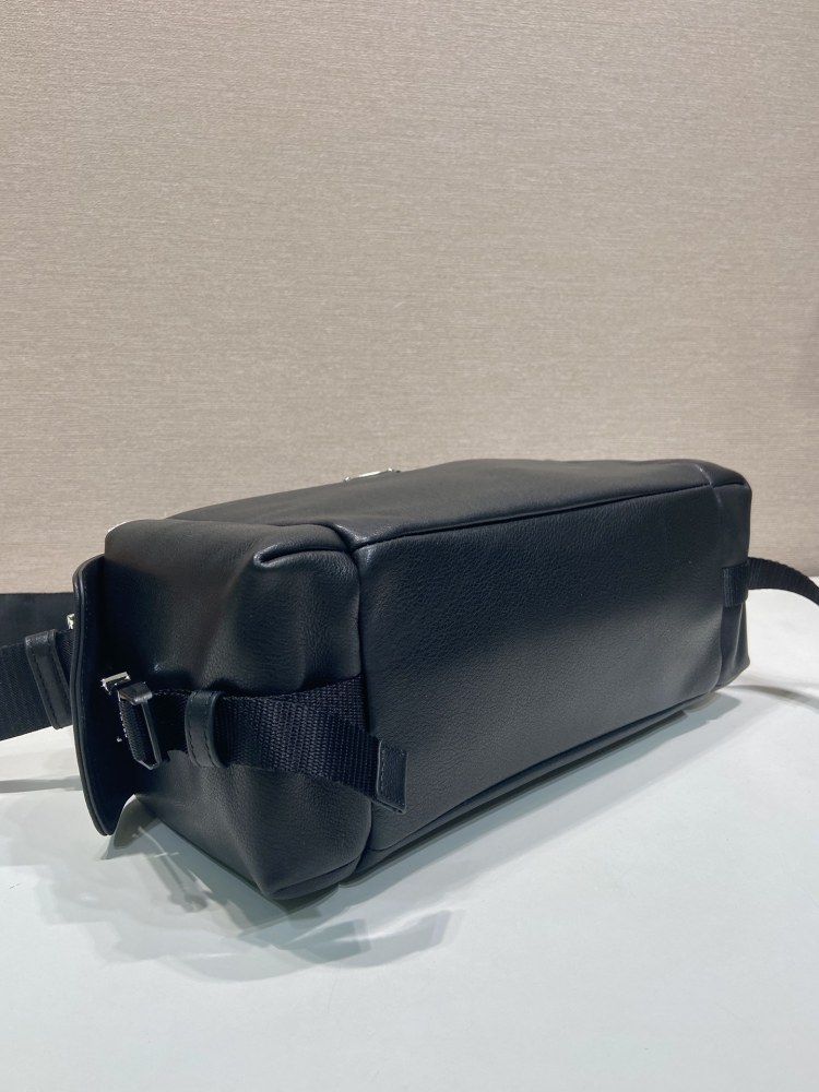 This Prada soft leather double-strap commuter bag belongs to Prada's classic "double-strap" design series, emphasizing a casual and relaxed French retro style.