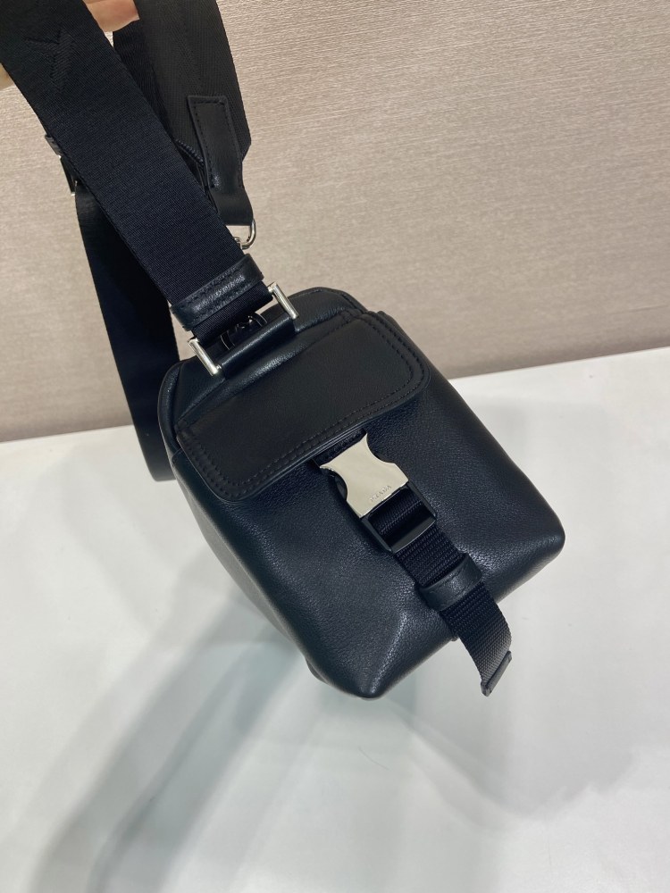 This Prada soft leather double-strap commuter bag belongs to Prada's classic "double-strap" design series, emphasizing a casual and relaxed French retro style.