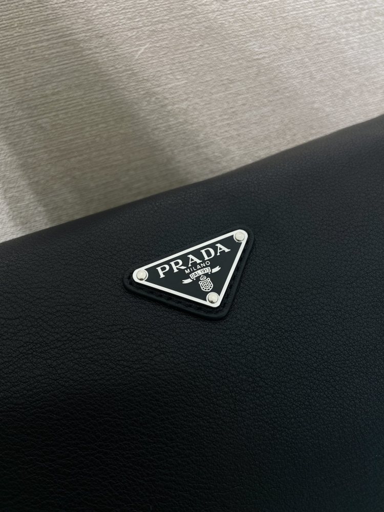 This Prada soft leather double-strap commuter bag belongs to Prada's classic "double-strap" design series, emphasizing a casual and relaxed French retro style.