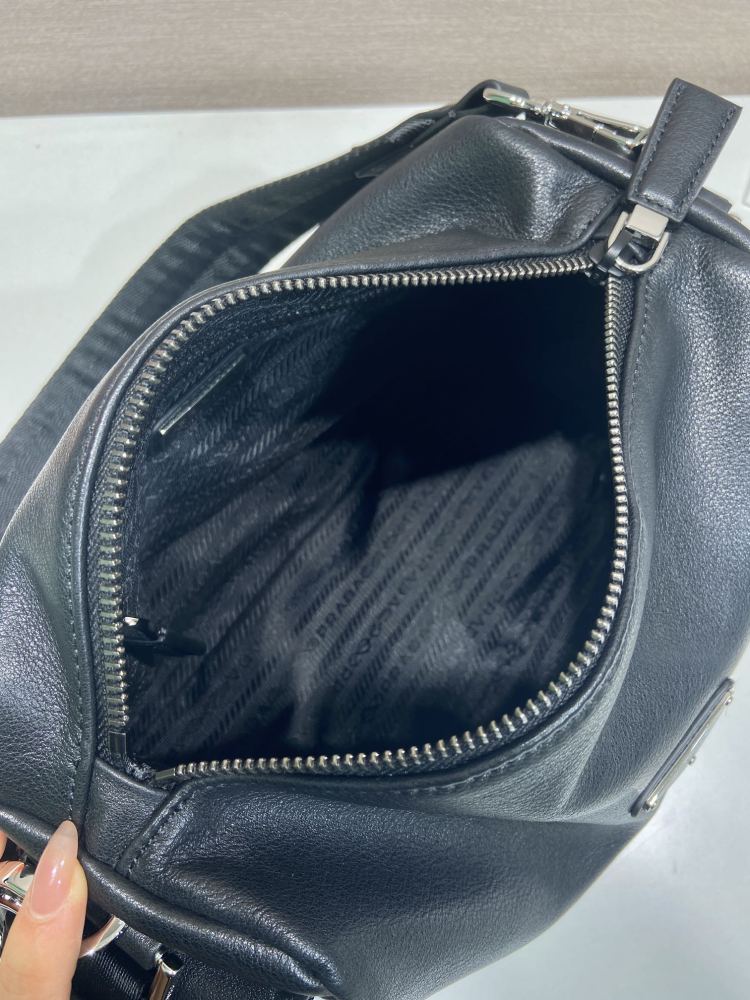 This Prada soft leather double-strap commuter bag belongs to Prada's classic "double-strap" design series, emphasizing a casual and relaxed French retro style.