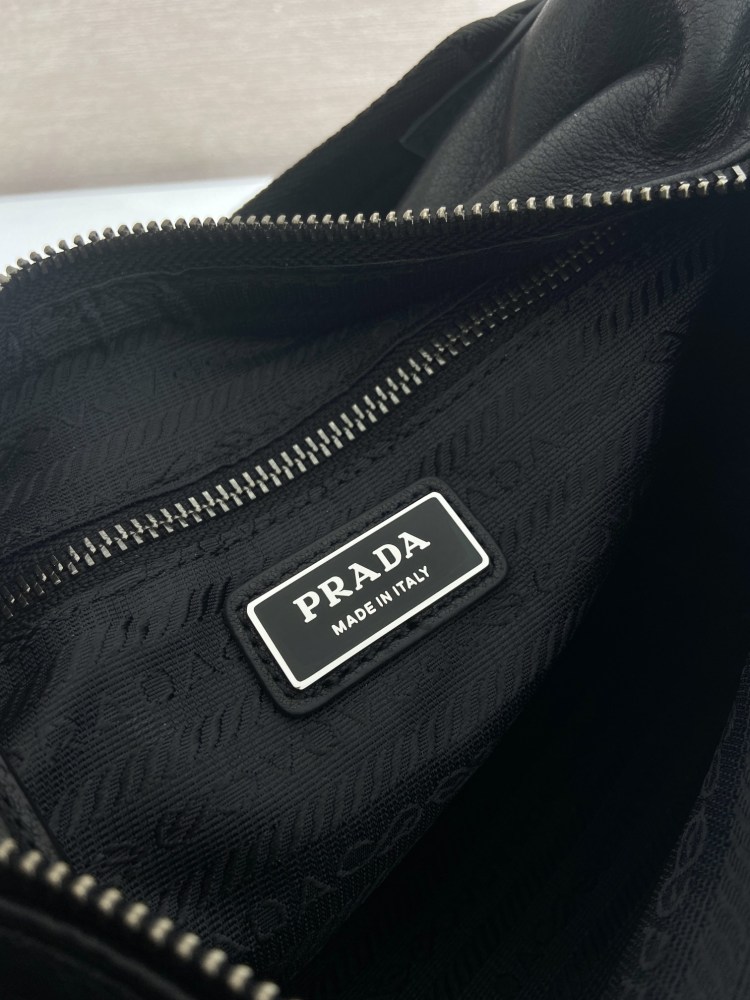 This Prada soft leather double-strap commuter bag belongs to Prada's classic "double-strap" design series, emphasizing a casual and relaxed French retro style.