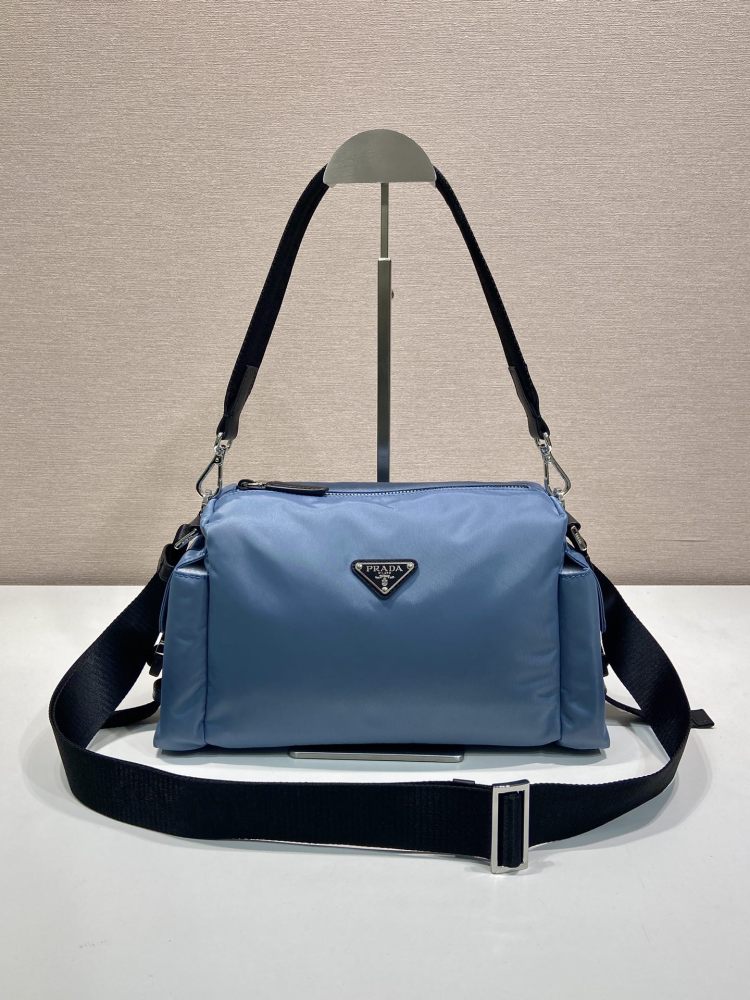 The Prada Re-Nylon double-strap commuter bag is one of the representative styles of Prada's classic utilitarian aesthetic.