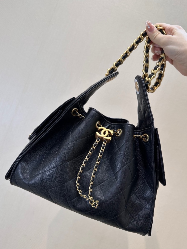 The Chanel 23P drawstring bucket bag is a popular "one bag, multiple styles" style that has been a hit in recent years.