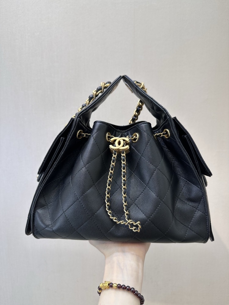 The Chanel 23P drawstring bucket bag is a popular "one bag, multiple styles" style that has been a hit in recent years.
