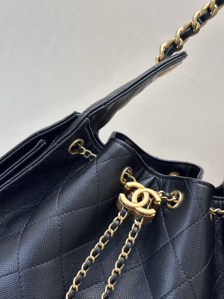 The Chanel 23P drawstring bucket bag is a popular "one bag, multiple styles" style that has been a hit in recent years.