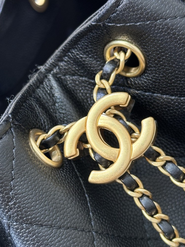 The Chanel 23P drawstring bucket bag is a popular "one bag, multiple styles" style that has been a hit in recent years.