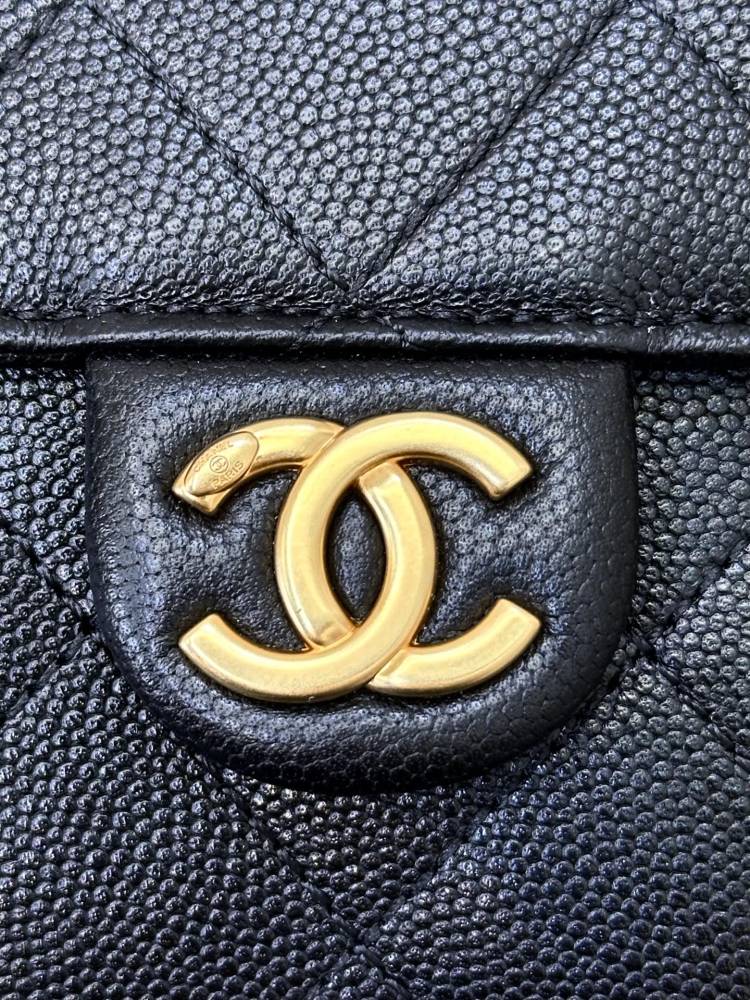 The Chanel 23P drawstring bucket bag is a popular "one bag, multiple styles" style that has been a hit in recent years.
