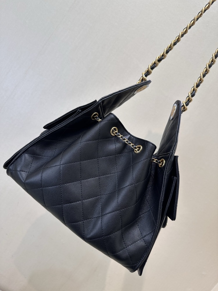 The Chanel 23P drawstring bucket bag is a popular "one bag, multiple styles" style that has been a hit in recent years.